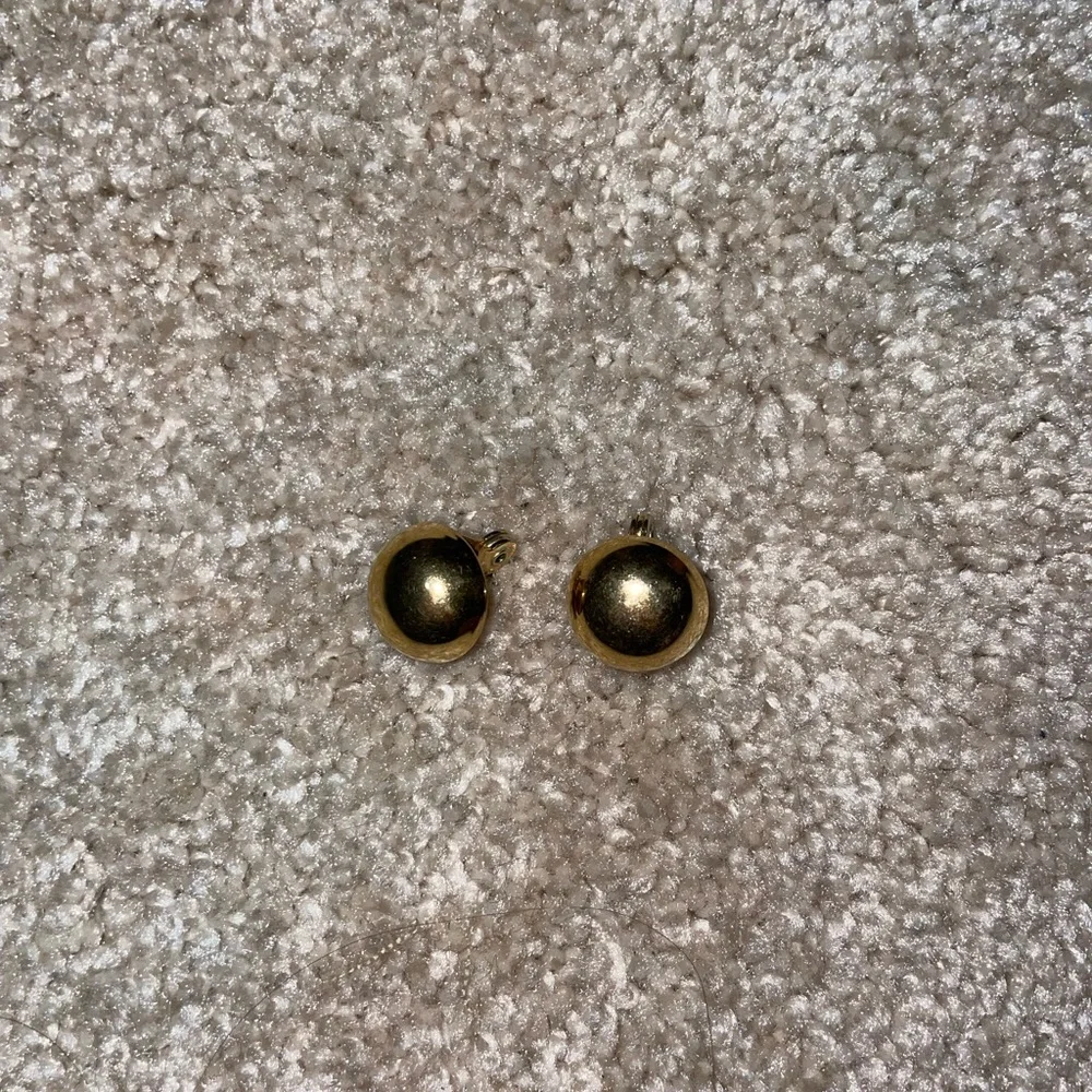 Vintage 50’s Gold Round Stud Clip-on Earrings - Picture 2 of 7